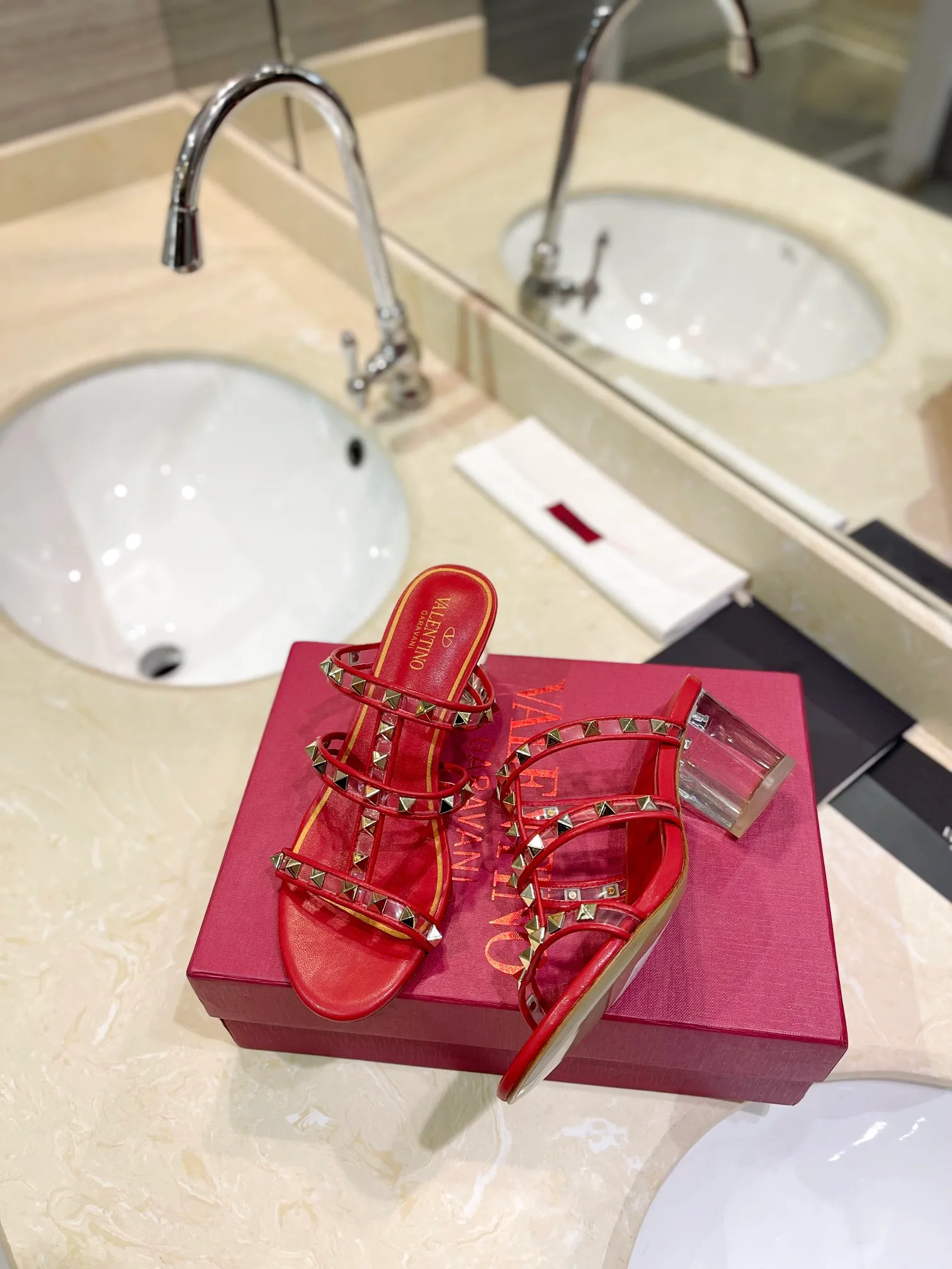 👟👟Ex-factory price 500👟👟 𝑉𝐴𝐿𝐸𝑁𝑇𝐼𝑁𝑂 Valentino ♡ͥ | ²º²⁴💫Purchasing agent level🔍Same color The classic king-shaped slippers with crystal heels are also so beautiful The particularly high-quality hardware brings out a full sense of high-end. After putting it on your feet, you will be stunned and look super slim! The new season lives up to expectations! Worth buying ★Imported cowhide is absolutely high-grade ❥Original method is absolutely sensual ❥Elegant style creates a different feeling🙈 Simple temperament style!  ♡ show bdetails ———————————— ⊿▸: Size｜35-40 (customized at 40.41.42) ⊿▸: Material｜Imported sheepskin + Pvc ⊿▸: Material | Padded sheepskin ⊿▸: Material | Italian🇮🇹 genuine leather outsole ⊿▸: Heel height｜6cm